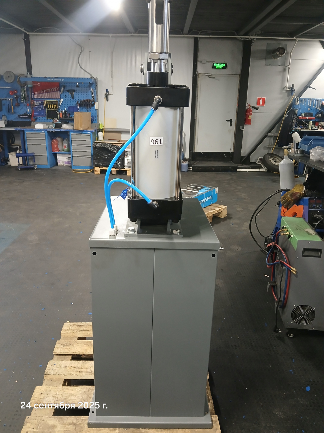 Пневматический станок для заклепки тормозных колодок, цилиндр 160, с тумбой