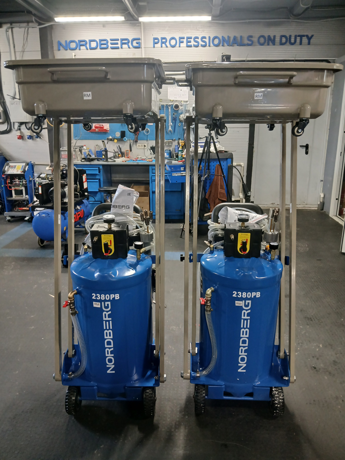 Установка для сбора масла пневматическая, 80 л, синяя rm